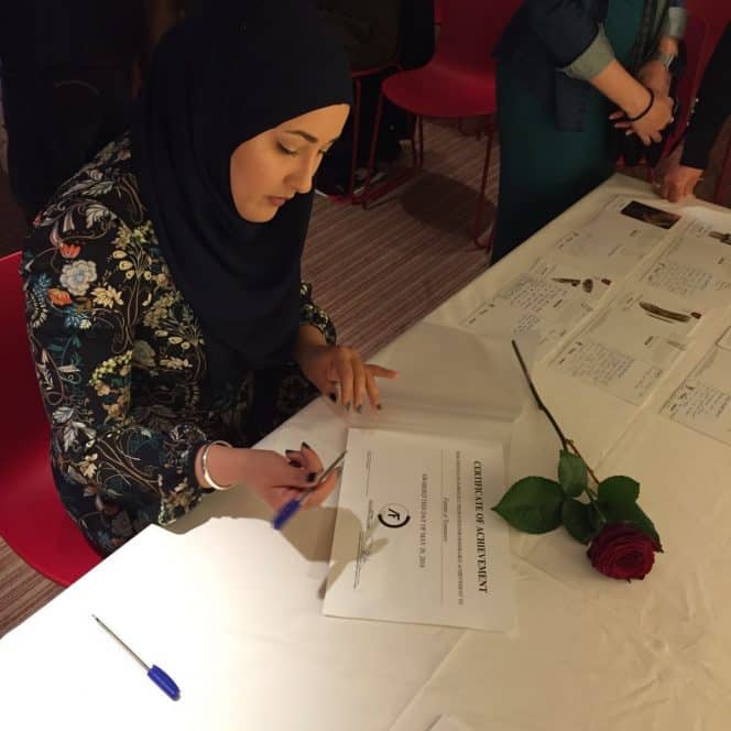 Vrouw ondertekent diploma